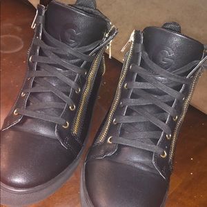 Men’s Guess sneakers Size 7H